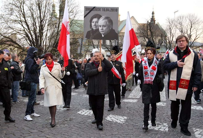 Pochód idzie ulicami Krakowa