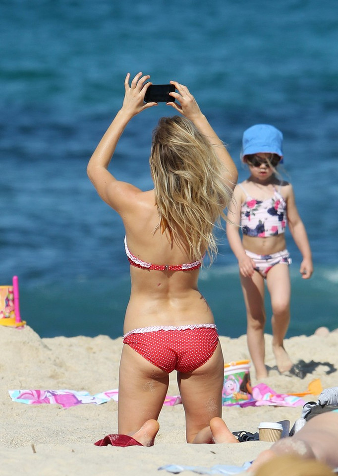 Samara Weaving w czerwonym bikini