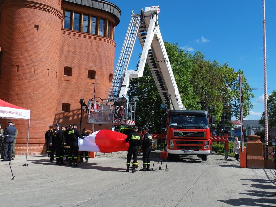 Olbrzymia flaga zawisła na strażackim wysięgniku