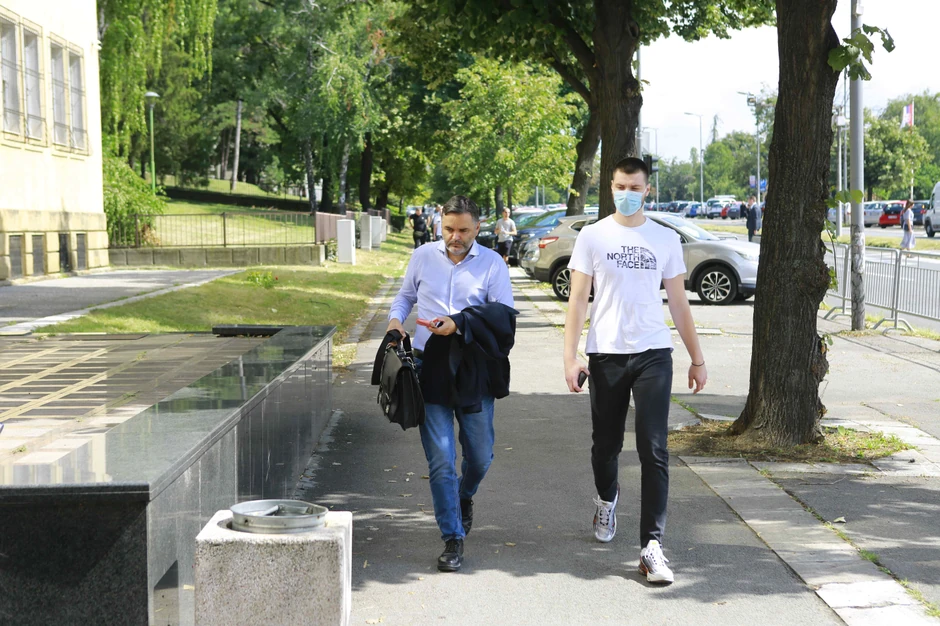 Miloš Lukić Selak u pratnji advokata 