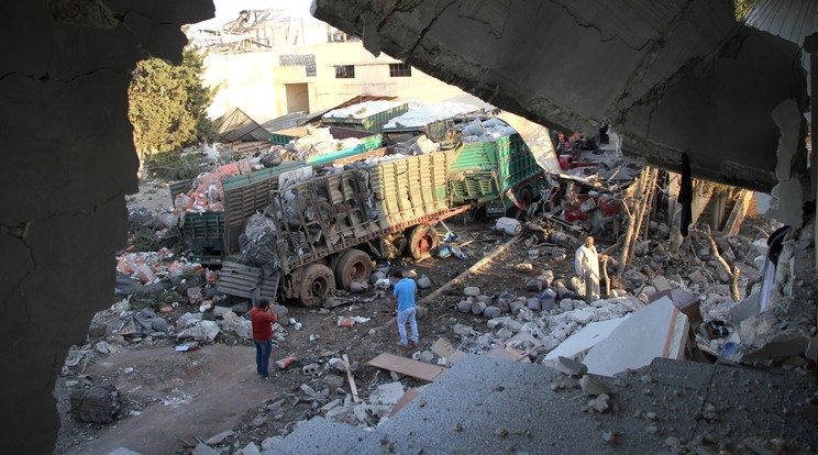 Egy segélyeket szállító kamionkonvojt ért bombatámadás, oroszok bombázták le /Fotó: AFP