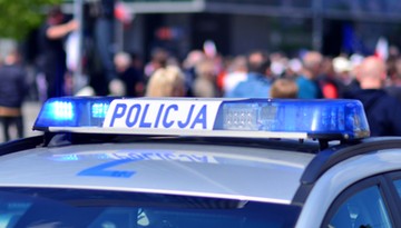Wypadek w Warszawie: dachował samochód ambasady Rosji na Wisłostradzie