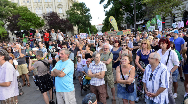 Tüntetők a szónokot hallgatják az agrárminisztérium előtt/Fotó: MTI-Kovács Attila