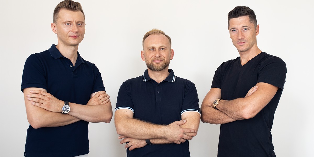 Od lewej: Dawid Urban - przedsiębiorca i inwestor, Michał Wroczyński - CEO Samurai Labs, Robert Lewandowski