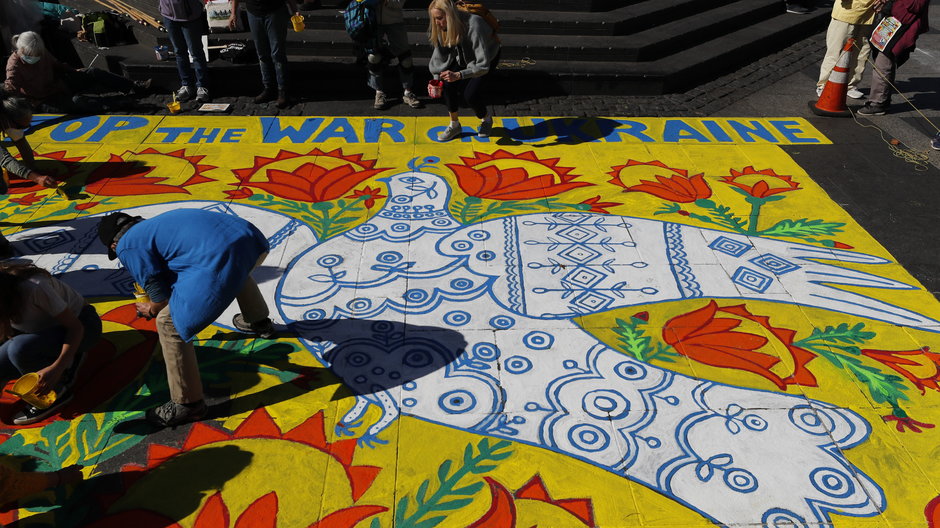 Antywojenny protest w San Francisco. Artyści rekonstruują obraz Marii Prymaczenko