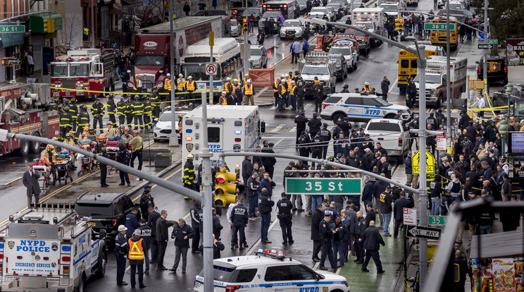  A legfrissebb adatok szerint legalább 23 ember sérült meg a keddi lövöldözésben New Yorkban / Fotó: EPA/Justin Lane 