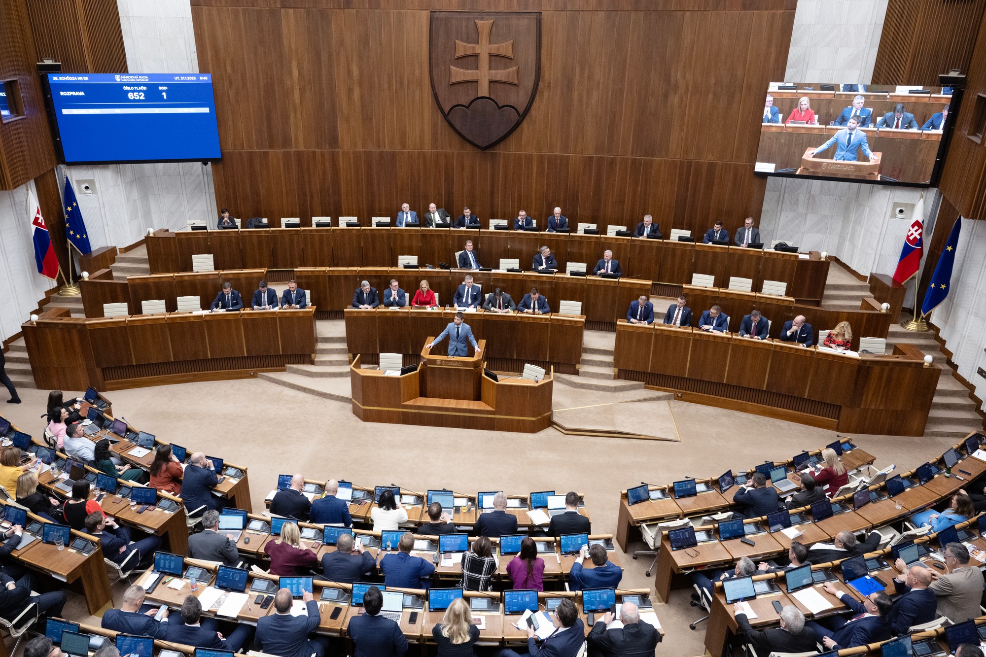 Začala sa mimoriadna schôdza k odvolávaniu vlády.