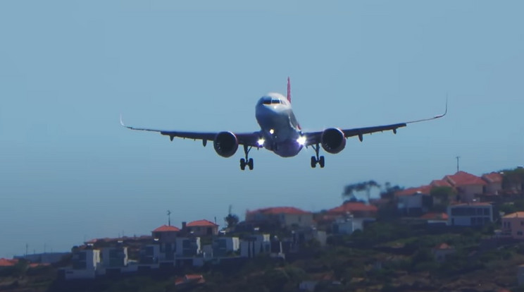 Az Airbus pilótája hirtelen rántotta fel a gépet, meredek szögben emelkedve