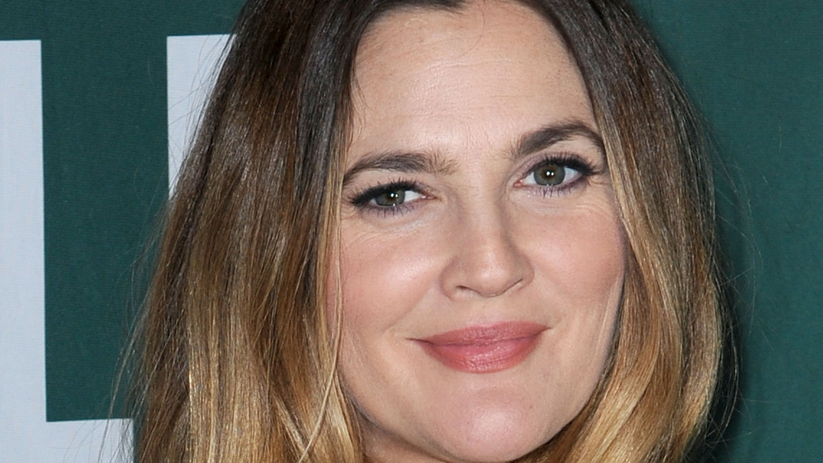 Drew Barrymore w tym roku skończy 41 lat. Aktorka, która znana jest z tego, że ceni sobie naturalność pokazała zdjęcie, na którym pozuje bez makijażu. Widać, że ostatni czas jej nie oszczędził.