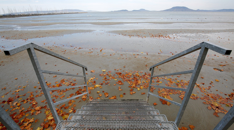 Kibillent a Balaton a viharos szélben / Fotó: MTI/Varga György