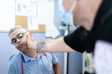 Megütött egy orvost: az ápolóknak még sikerült elmenekülniük a férfi elől