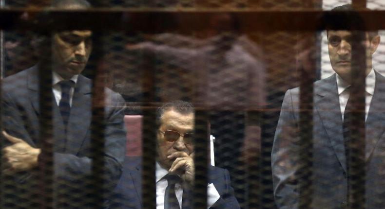 A 2015 photo shows ousted Egyptian president Hosni Mubarak in a Cairo court between his sons Gamal (L) and Alaa