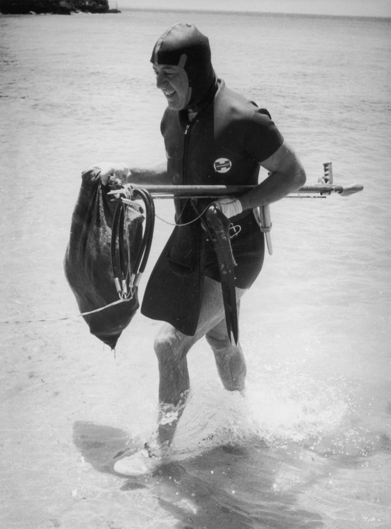 Premier Australii Harold Holt na plaży w Portsea niedaleko Melbourne w 1966 r.