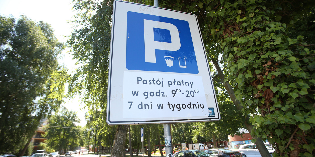 Nawet tam, gdzie parkowanie jest płatne, nierzadko brakuje miejsc w sezonie. Samochody za opłatą można zostawiać za płotem prywatnych posesji. 
