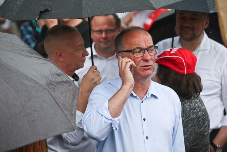 Lider SLD Włodzimierz Czarzasty wśród uczestników marszu KOD w Warszawie.