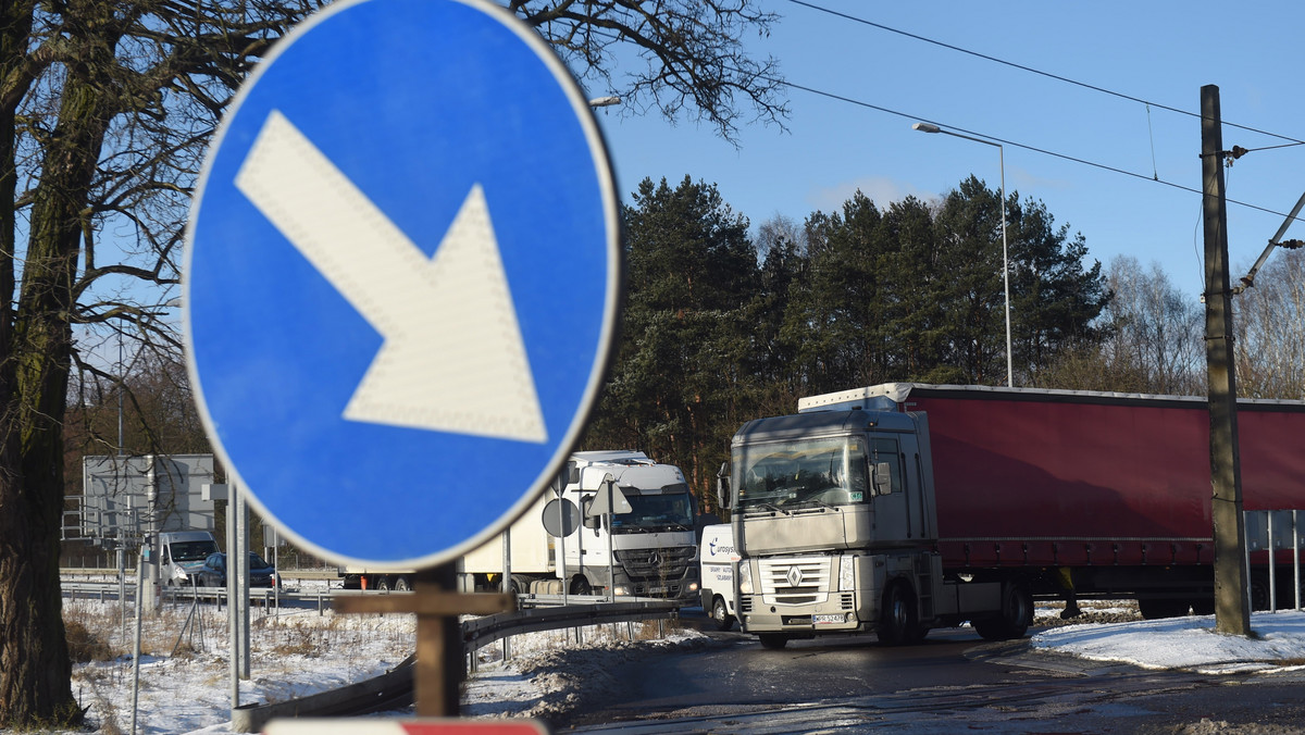 Przywrócono ruch na autostradzie A2 od węzła Emilia do Wartkowic. Przez kilka godzin trasa była zamknięta na wniosek policji i straży pożarnej. Wiązało się to z trudnymi, zimowymi warunkami na drodze.