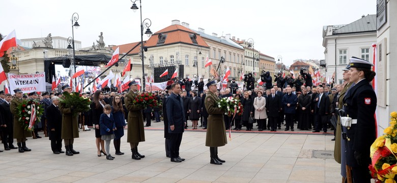 6. rocznica katastrofy smoleńskiej. Pod Pałacem Prezydenckim zgromadziły się tłumy