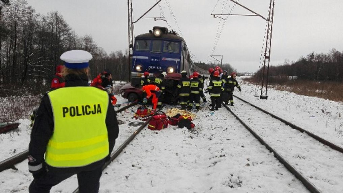 Tragiczny wypadek w miejscowości Rudki w województwie świętokrzyskim. Dziś rano na niestrzeżonym przejeździe kolejowo-drogowym doszło do zderzenia pociągu z samochodem osobowym. W wypadku zginęły dwie pasażerki samochodu w wieku 38 i 48 lat.