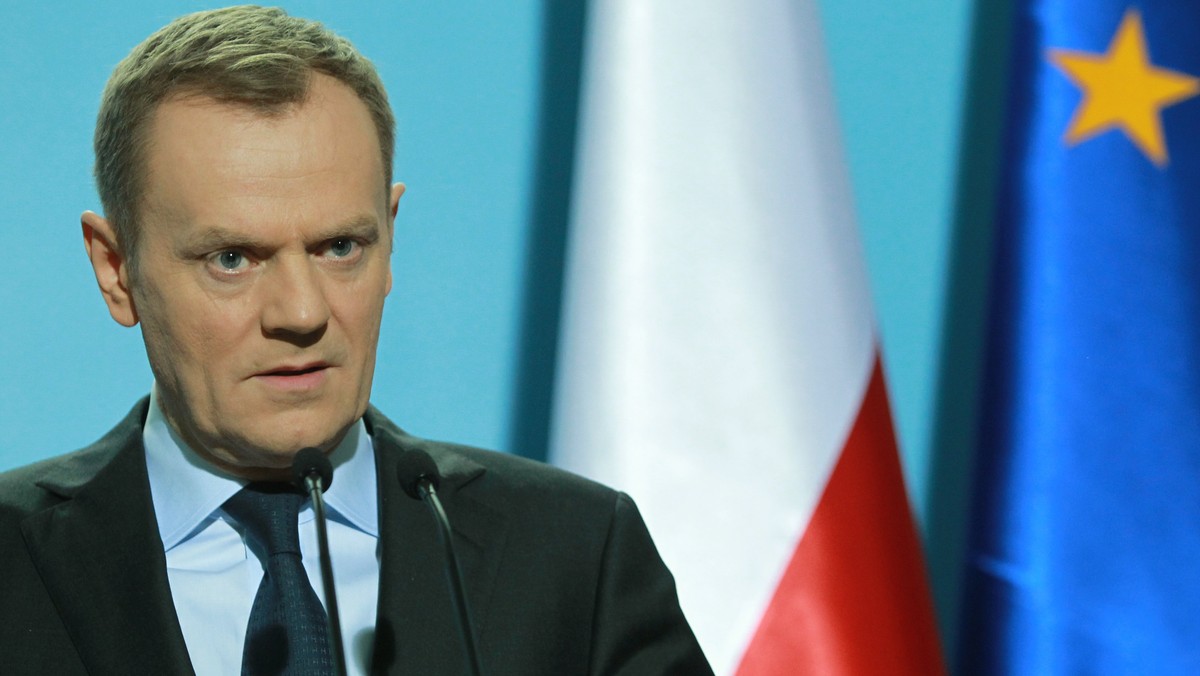 Premier Donald Tusk skomentował podczas dzisiejszej konferencji prasowej zmiany kadrowe, jakie w ministerstwie spraw wewnętrznych przeprowadził nowy szef tego resortu. Jacek Cichocki zdymisjonował wiceszefa MSW Adama Rapackiego. - Zgłosiłem oczekiwanie, by pan minister przeprowadził w policji nie rewolucję, ale szybkie i pozytywne zmiany. Uznał, że potrzebuje do tego nowych ludzi. Oto cała tajemnica - powiedział.