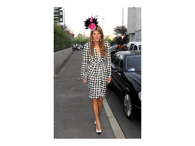 Anna Dello Russo w sukience w pepitkę projektu SALVATORE FERRAGAMO.