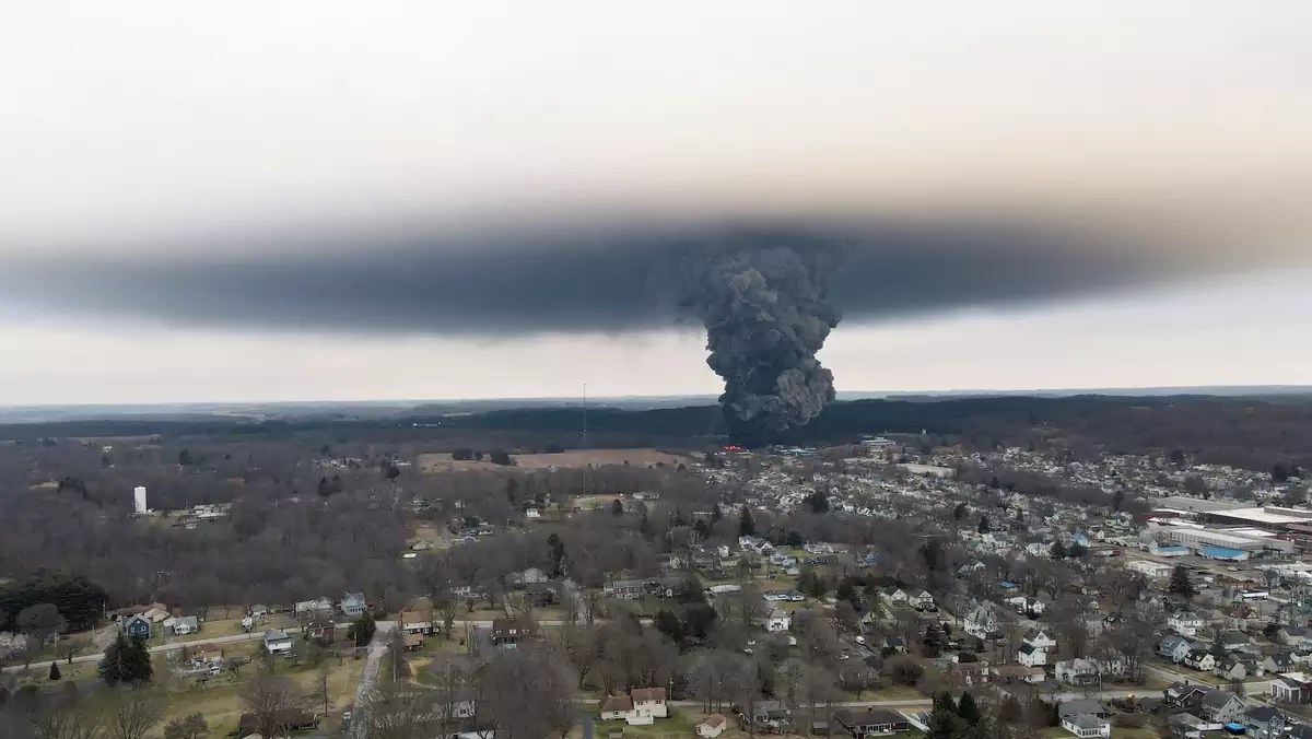 Chmura niebezpiecznych gazów i pyłów po katastrofie pociągu z chemikaliami we Wschodniej Palestynie (Ohio)