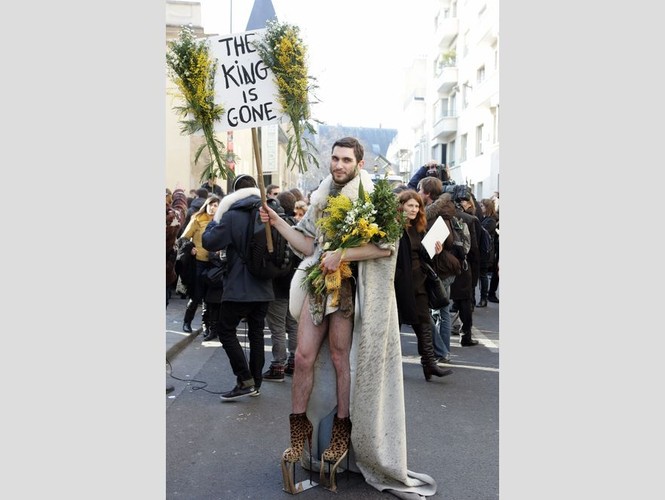 „Król odszedł” – transparentem z takim napisem żegna Johna Galliano jeden z fanów