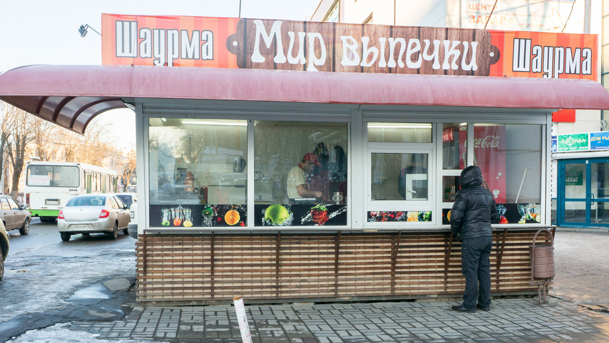 Szawarma, czyli odpowiednik tureckiego kebabu, zniknie z moskiewskich ulic. Zdaniem lokalnych władz, uliczne budki są szpetne na tyle, że zaśmiecają krajobraz i architekturę całego miasta.