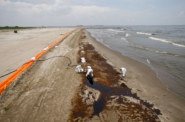 Katastrofa w Zatoce Meksykańskiej: Grand Isle, Louisiana, USA. Pracownik BP oczyszczają plażę z resztek ropy. Fot. Derick E. Hingle/Bloomberg