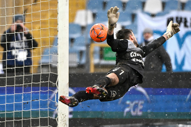 Mielec, 26.02.2023. Bramkarz Górnika Zabrze Daniel Bielica podczas meczu piłkarskiej Ekstraklasy z PGE FKS Stalą Mielec, 26 bm. (gj) PAP/Darek Delmanowicz