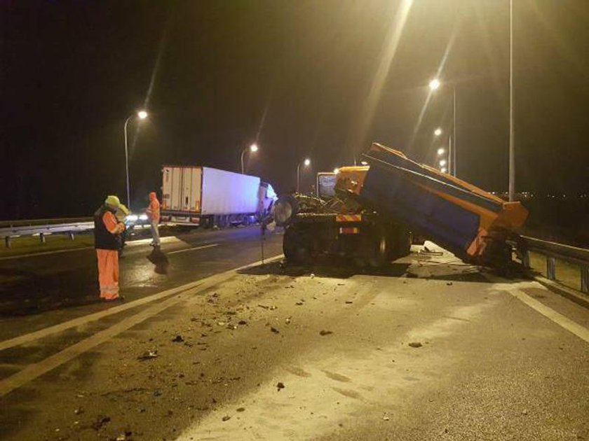 Groźny wypadek pod Gorzowem. Tir uderzył w pługopiaskarkę