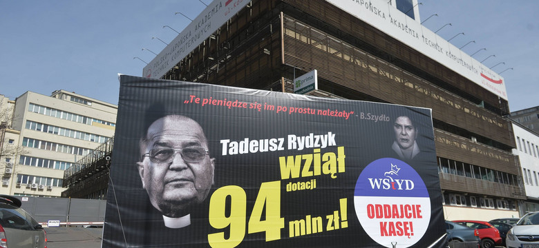 "Tadeusz Rydzyk wziął dotacji 94 mln zł". Prokuratura: Nie będzie dochodzenia ws. billboardów PO