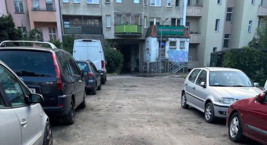W ramach prac wykonany zostanie m.in. remont drogi wewnętrznej z kanalizacją deszczową oraz montaż obiektów małej architektury. 