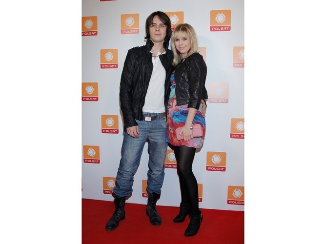 Magdalena Margulewicz też wie, co modne i udanie tonuje wyraziste kolory spokojną czernią krótkiej kurtki