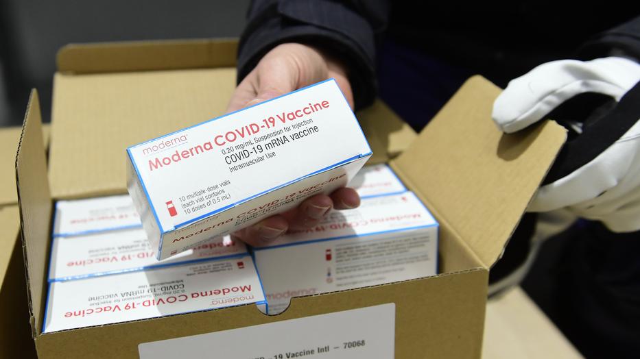 A nyitóképen: Az amerikai Moderna cég újabb, koronavírus elleni vakcinaszállítmánya a Hungaropharma gyógyszer-nagykereskedelmi vállalat budapesti telephelyén 2021. január 31-én, vasárnap / Fotó: MTI/Koszticsák Szilárd