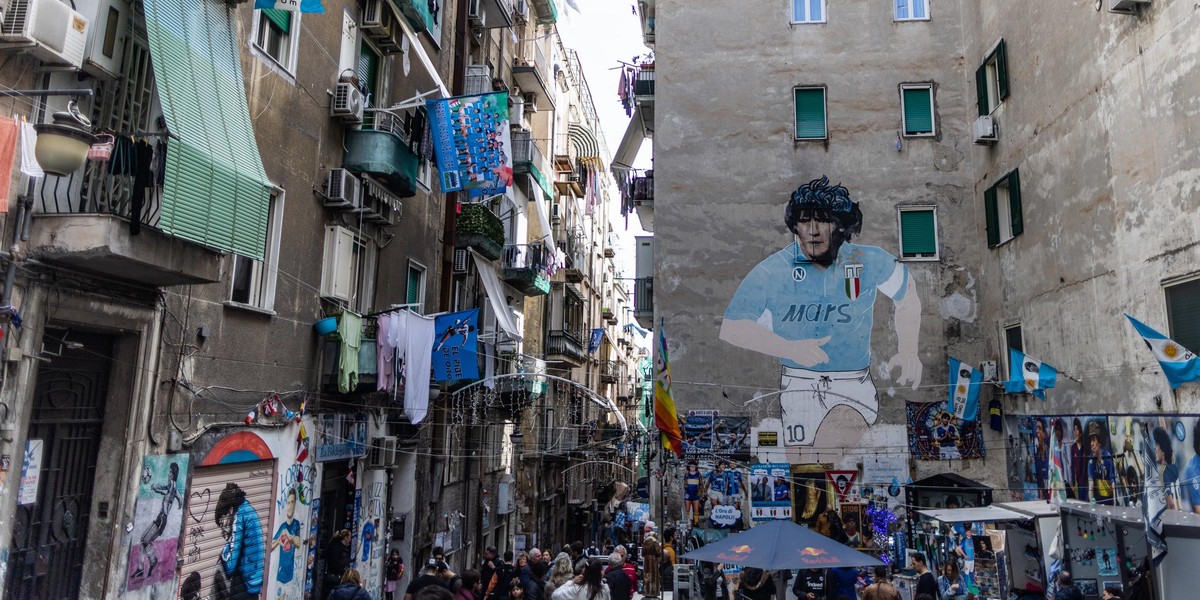 Mural Diego Maradony jest chętnie odwiedzany nie tylko przez kibiców Napoli.