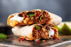 Pomysł na danie z mięsa mielonego? Burrito! Przekąska w meksykańskim stylu [PRZEPIS]