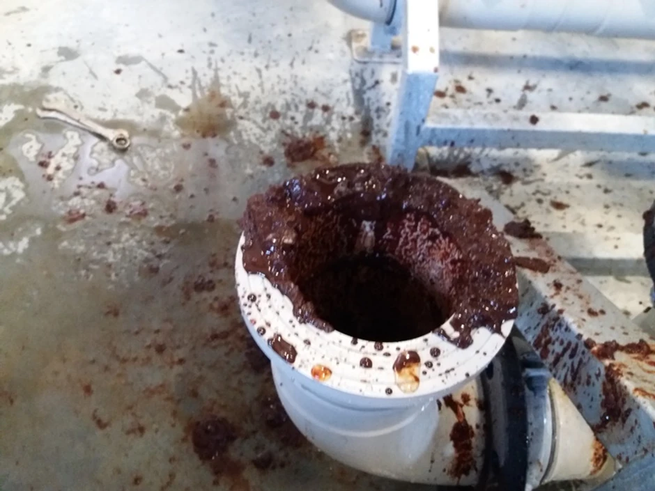 Ovakav trag ostaje u cevima kada prođe voda u Zrenjaninu