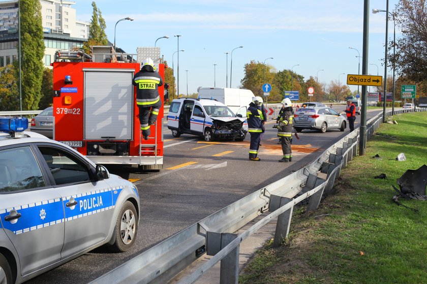 Ambulans wbił się w barierki