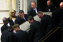 PEVAČICA POGINULA U PADU AVIONA: Sa 15 se udala za slavnog muzičara, sa 22 je nosili u mrtvačkom sanduku