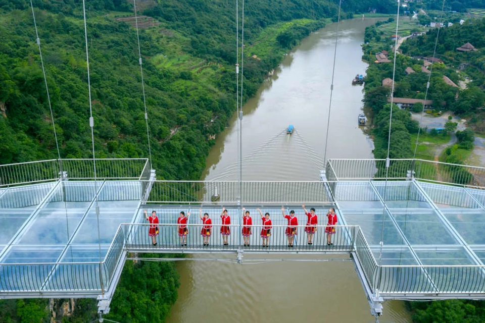 Powstał najdłuższy szklany most świata - ponad 500 metrów. Jakiej  technologii użyto do budowy?