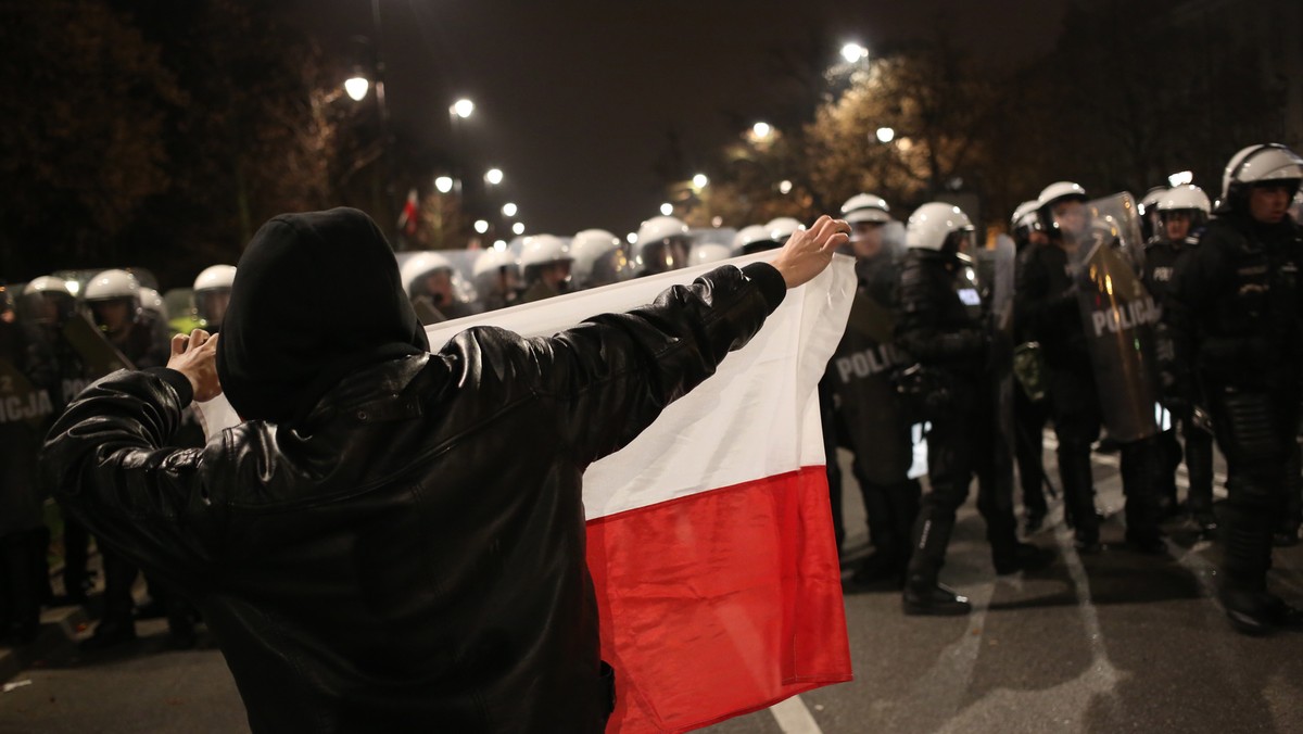 Kluby PO, PiS, SLD, PSL i SP są za wprowadzeniem zakazu zakrywania twarzy podczas demonstracji; przeciwny takiemu zakazowi jest jedynie TR. Pilne skierowanie do Sejmu projektu w tej sprawie zapowiedział prezydent. Nad własnym projektem pracuje też SLD.