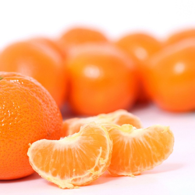 Slatke mandarine obično imaju tanju koru, sa jasno vidljivim porama i lako se odvaja od pulpe