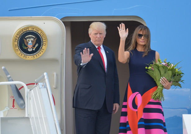 Amerykański prezydent Donald Trump z małżonką Melanią Trump wchodzą na pokład samolotu Air Force One lotnisku w Warszawie