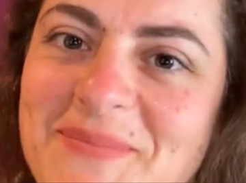 Obukla providnu majicu, pa se latila mikrofona posle dve decenije: Ćerka Bogoljuba Karića digla sve na noge!