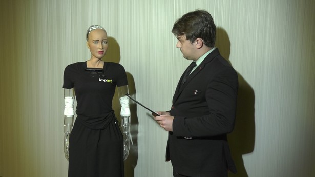 Robot Sophia: Im więcej czasu spędzam z ludźmi, tym bardziej czuję się jak człowiek [WYWIAD]