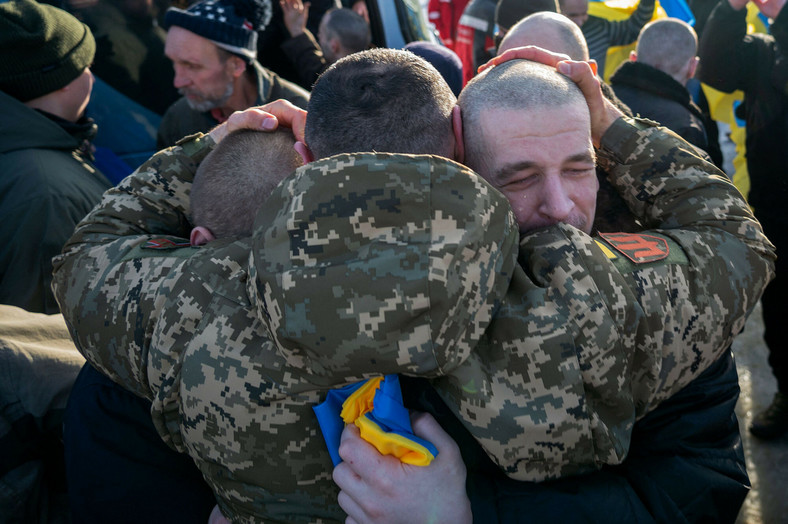 Ukraińscy jeńcy wojenni po powrocie do kraju, styczeń 2024 r.