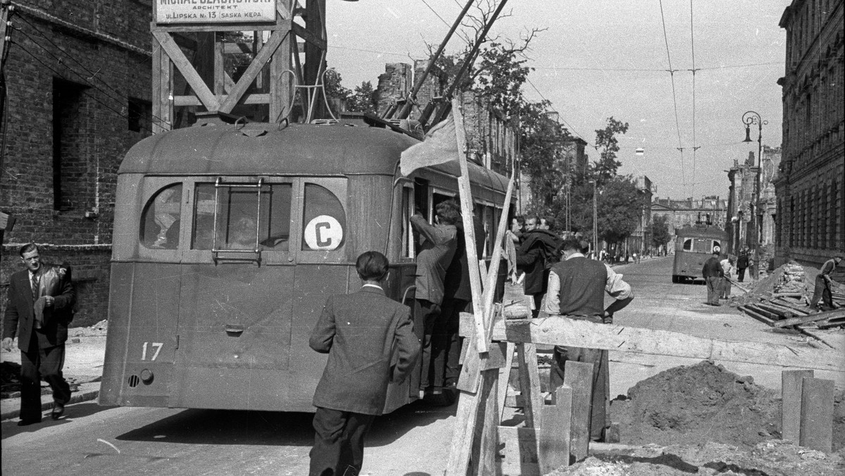 Trolejbus na ulicy Kredytowej. Z prawej fragment gmachu byłego Towarzystwa Kredytowego Ziemskiego. 