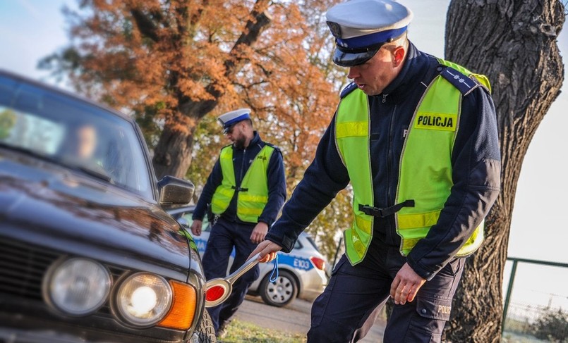 Policja sprawdza stan techniczny samochodu