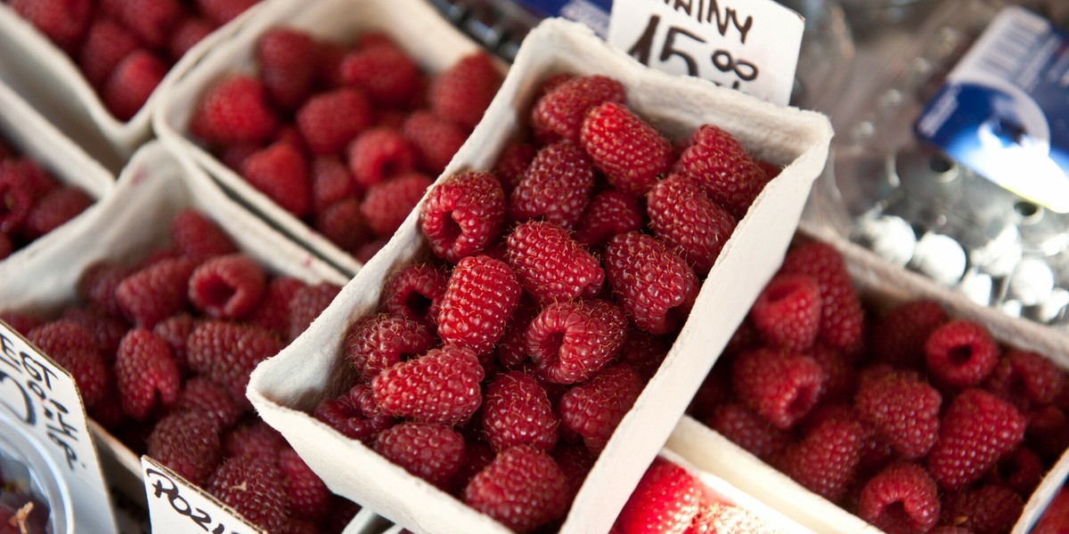 Pojawiają się w coraz większej ilości krajowe maliny, ich cena wolno spada, obecnie kosztują one 30 -32 zł/kg - poinformował Kmera. W ubiegłym roku w połowie lipca maliny kosztowały w sprzedaży hurtowej 14-20 zł/kg. Przypomniał, że Polska jest liderem w produkcji malin w UE.