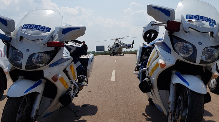 Motoros rendőrök kő-papír-ollóztak /Fotó: police.hu